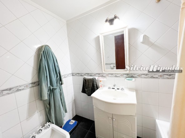 E8A46B2C-2193-4CC2-B5B9-A4AE9DB95A9A 2