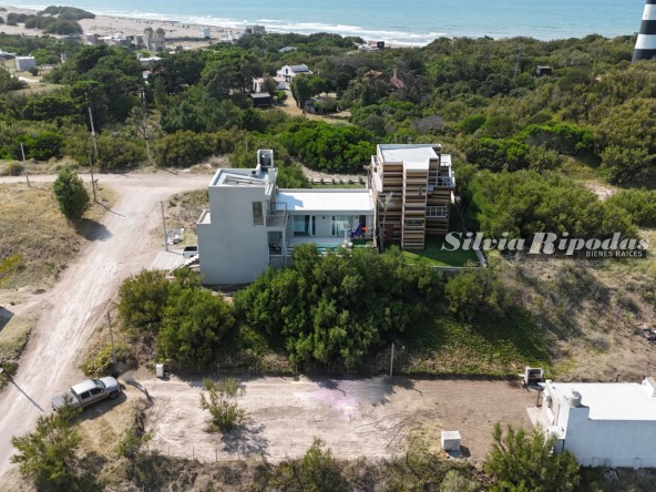 6AF9CAB4-F87A-4860-AC7D-65D689CD1B77