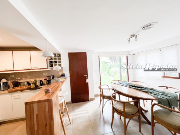 7752DA8A-8945-4404-B26E-C2433D654933